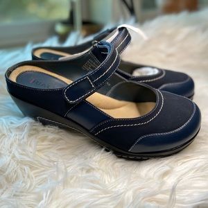 Rialto shoes. Size 8.5 in navy blue with box